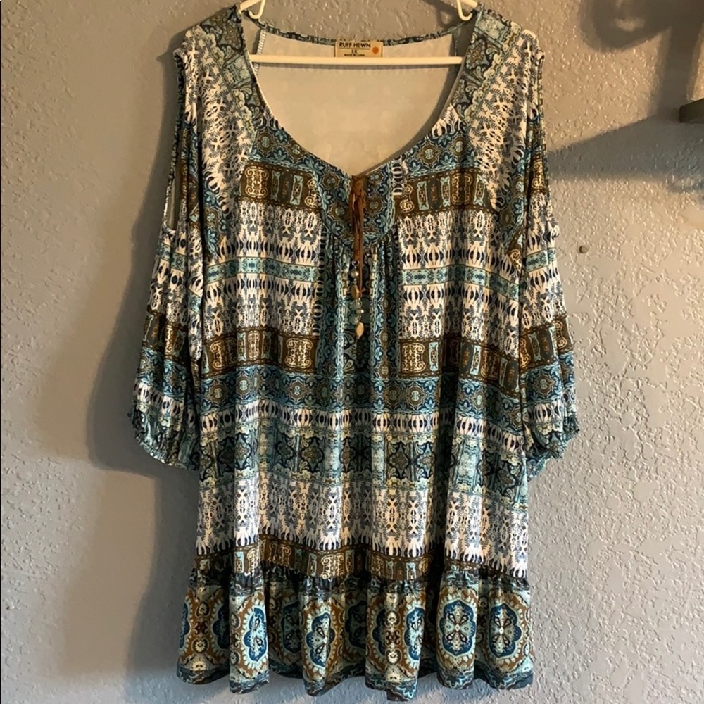 Open shoulder tunic with ruffled bottom